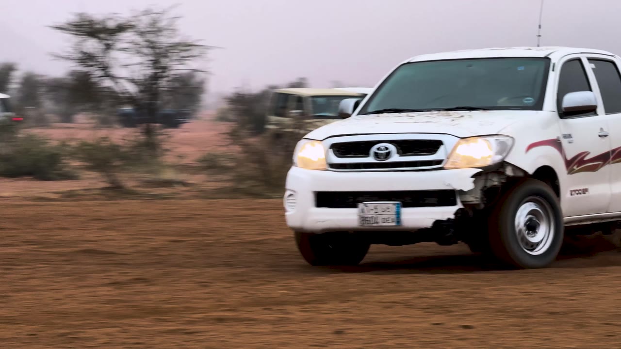 Un pick-up sur une piste de terre